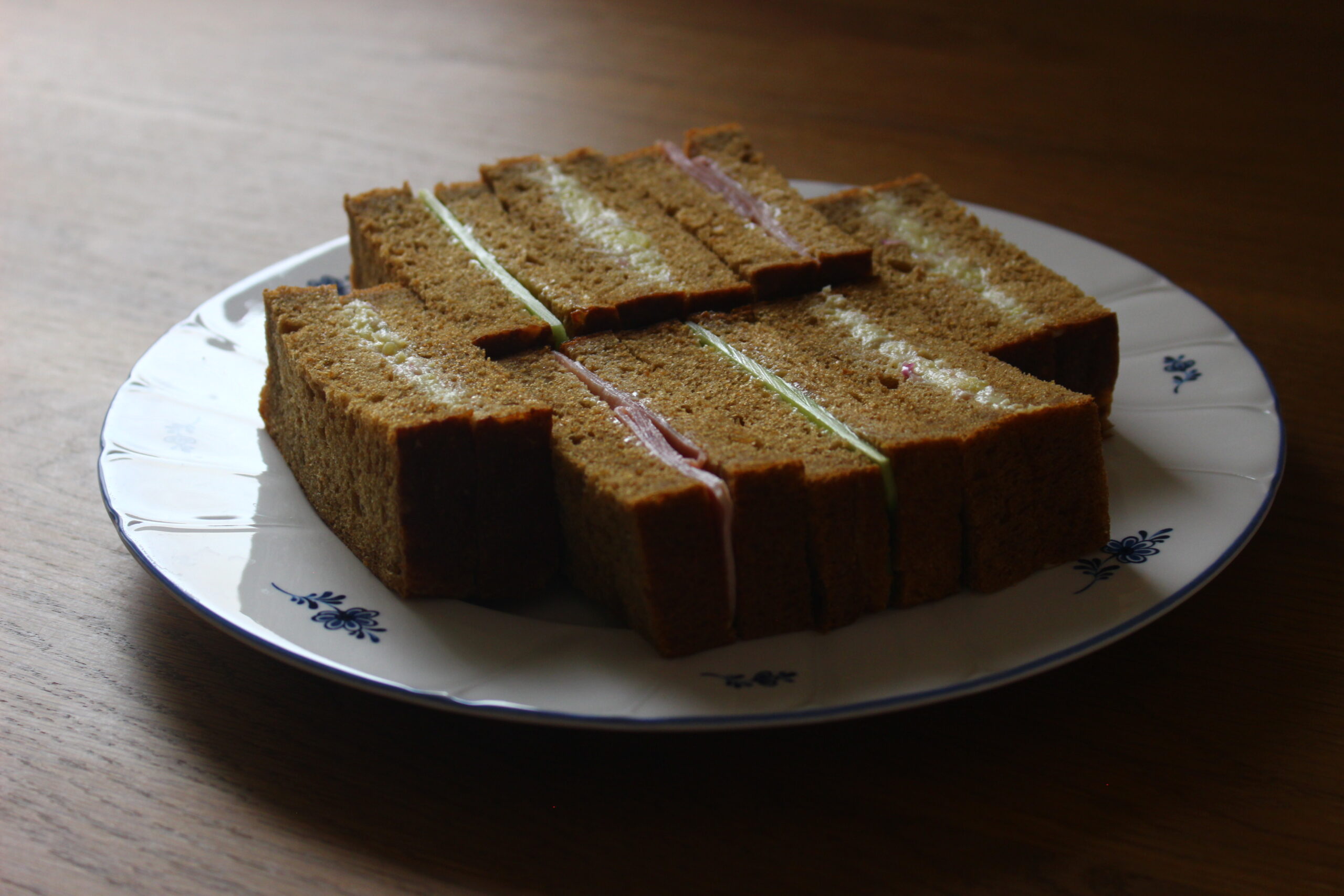 モラセス食パンのサンドイッチ