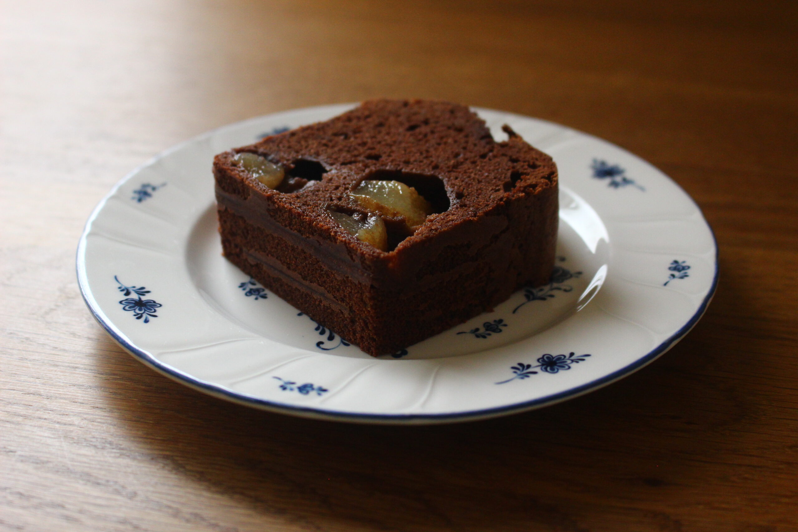 梨コンポートのチョコレートケーキ