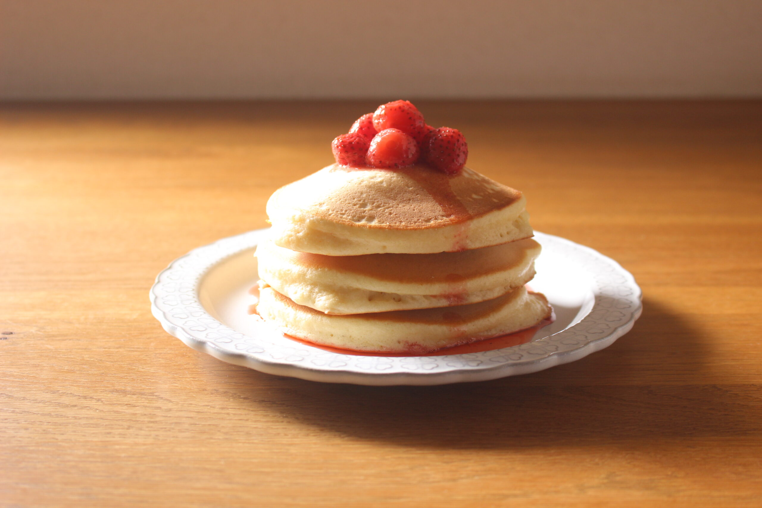いちごソースとホットケーキ – ひよこ食堂