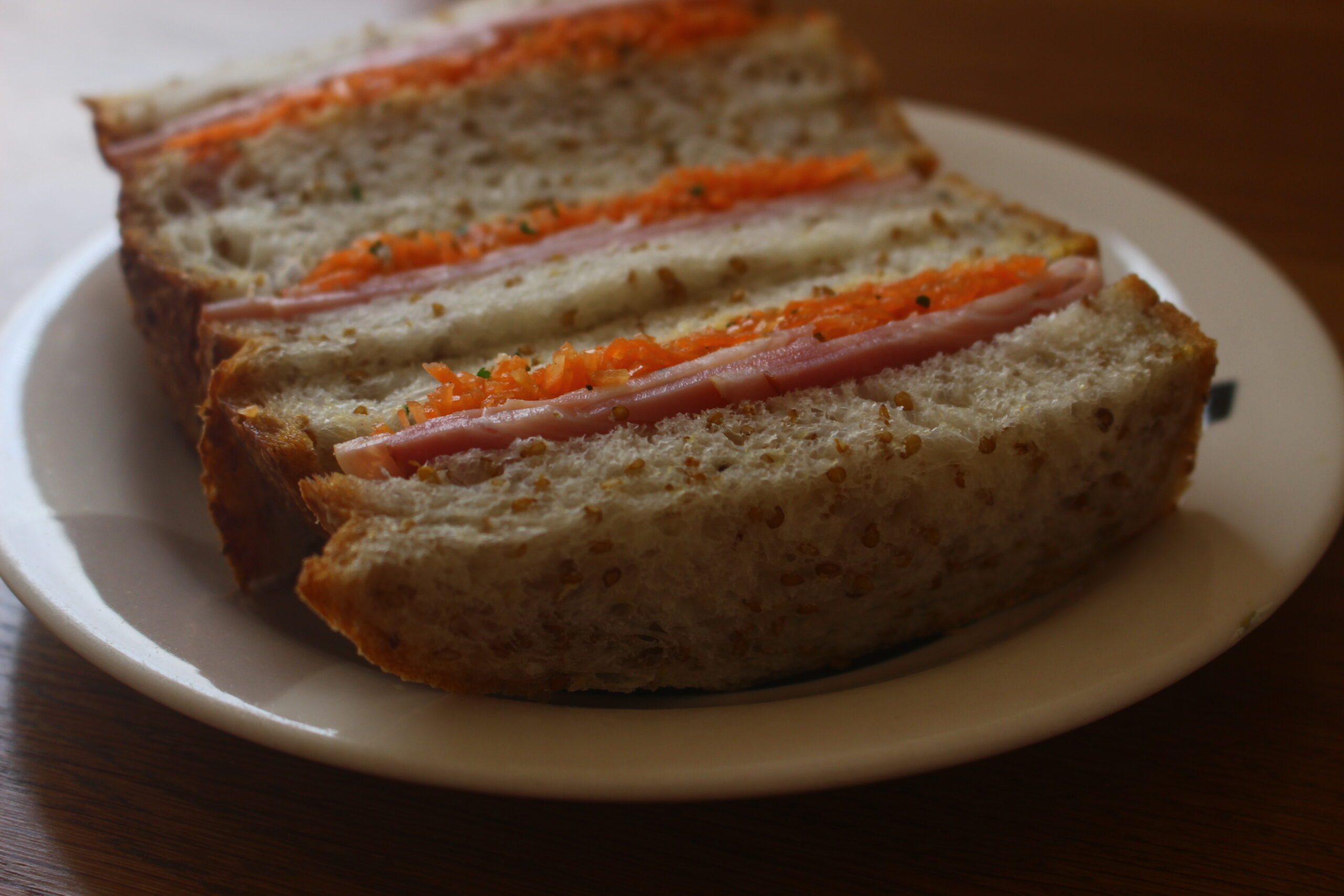 金ごま山食パンと人参サラダのサンドイッチ