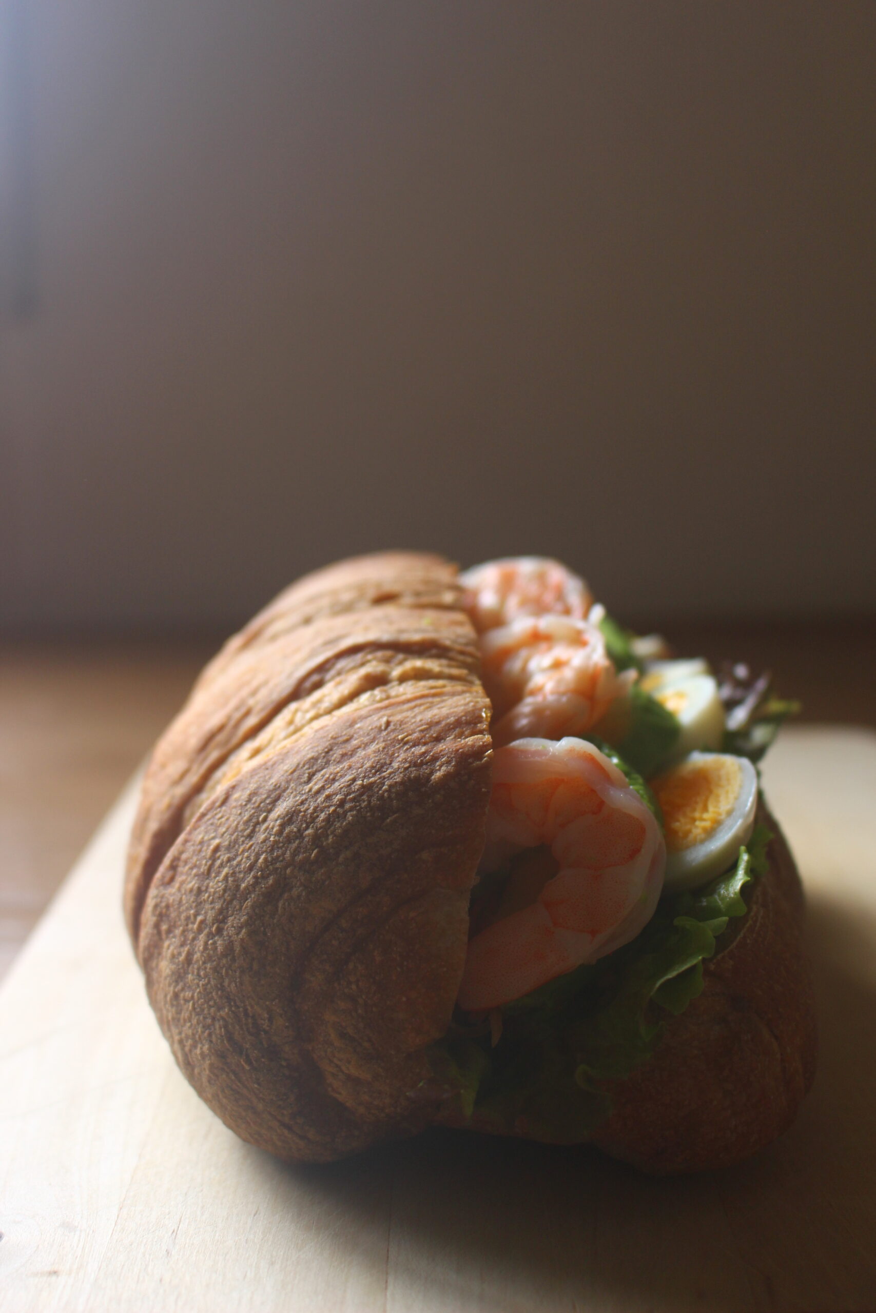 全粒粉パンのアボカドとえびのサンドイッチ