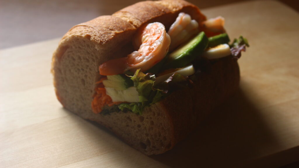 全粒粉パンのアボカドとえびのサンドイッチ