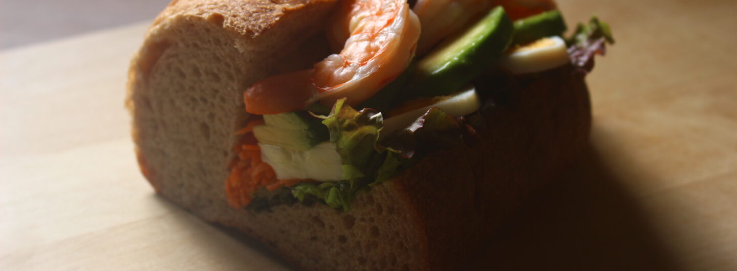 全粒粉パンのアボカドとえびのサンドイッチ