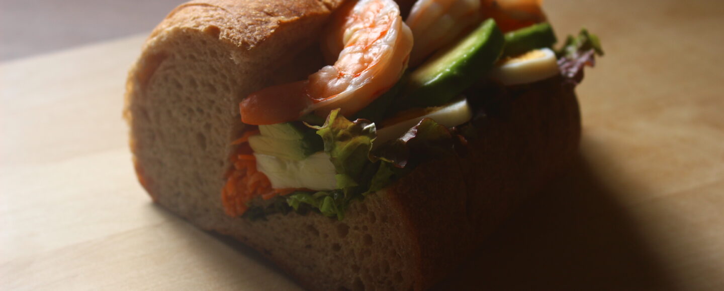 全粒粉パンのアボカドとえびのサンドイッチ