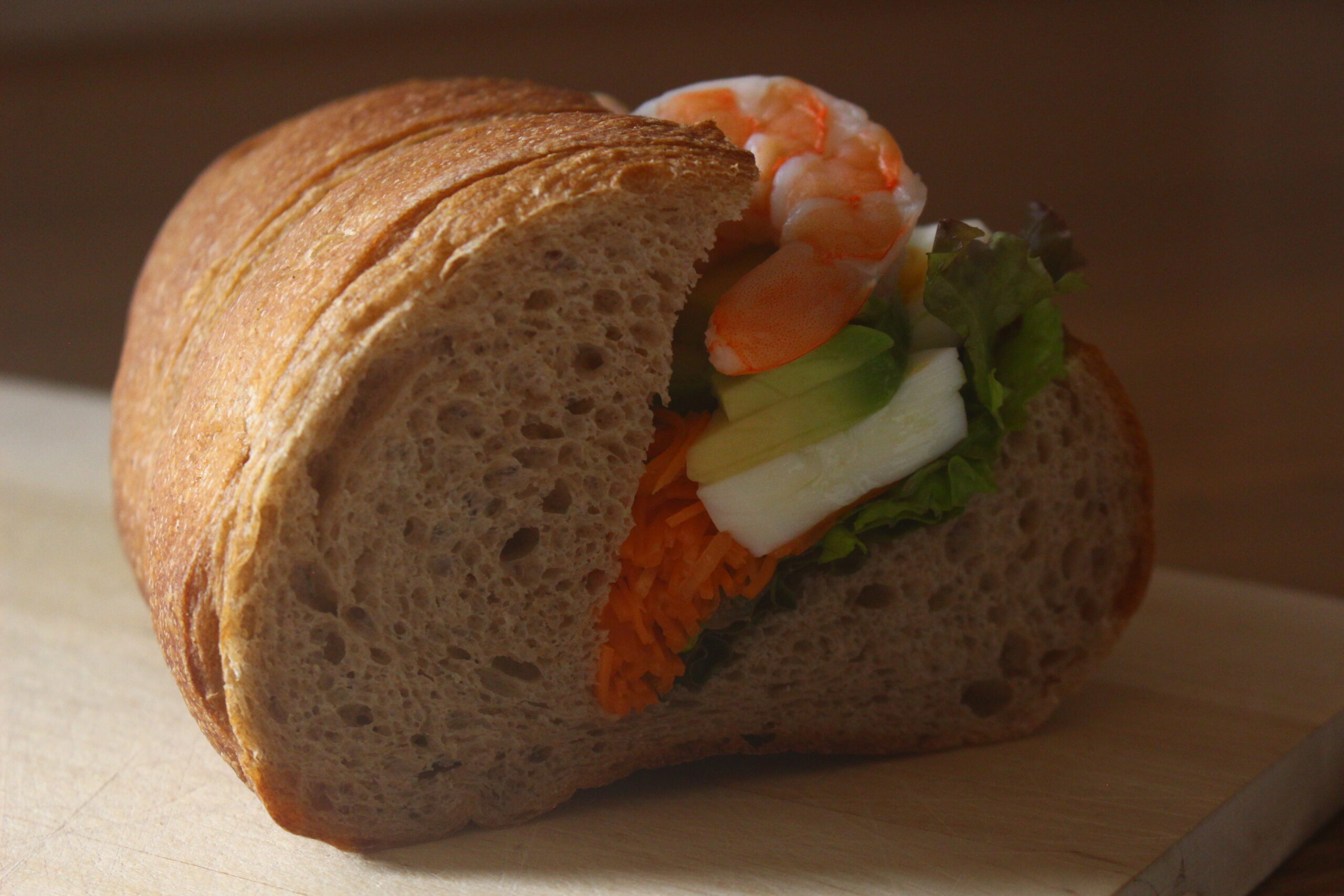 全粒粉パンのアボカドとえびのサンドイッチ