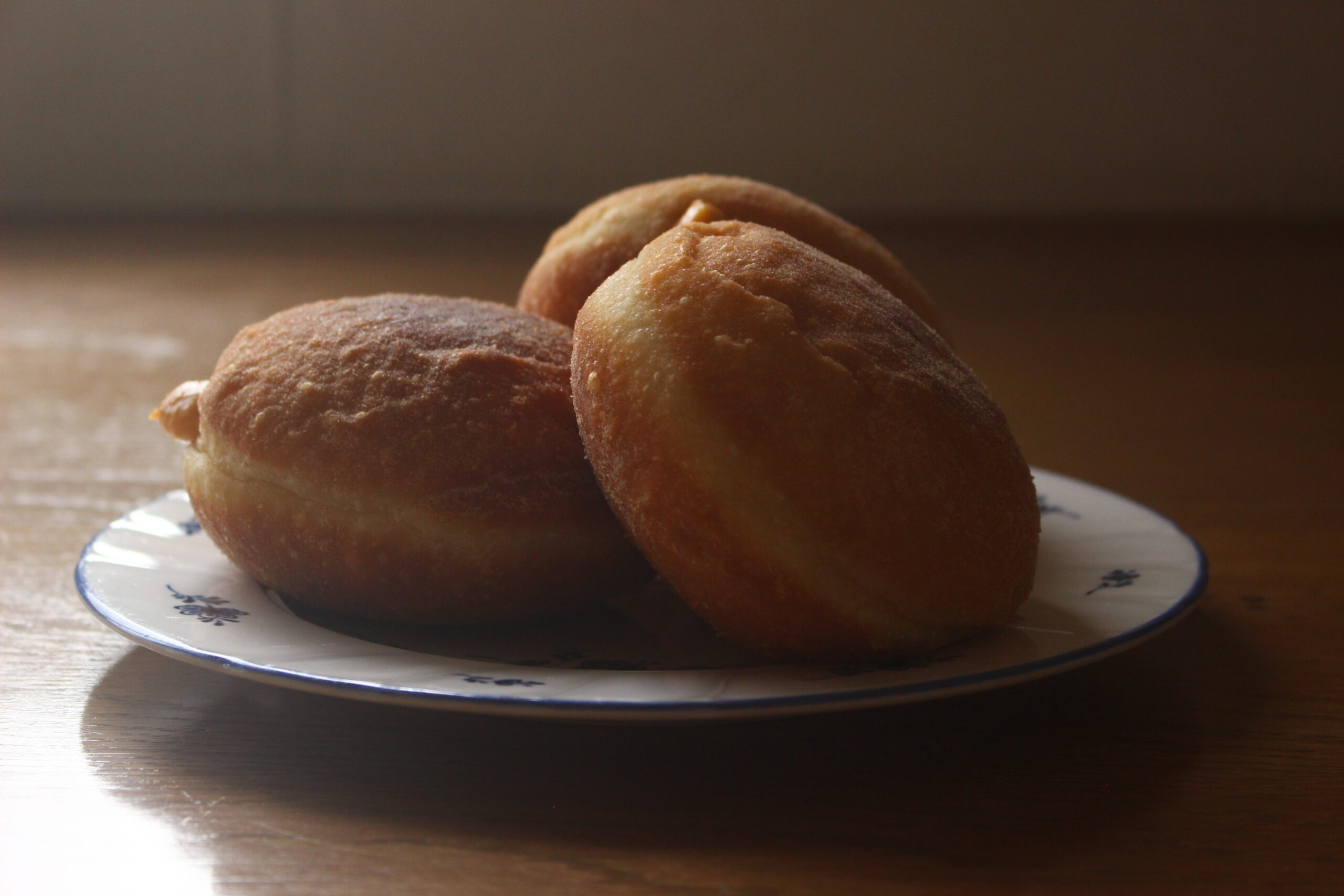 カスタードクリームドーナツ