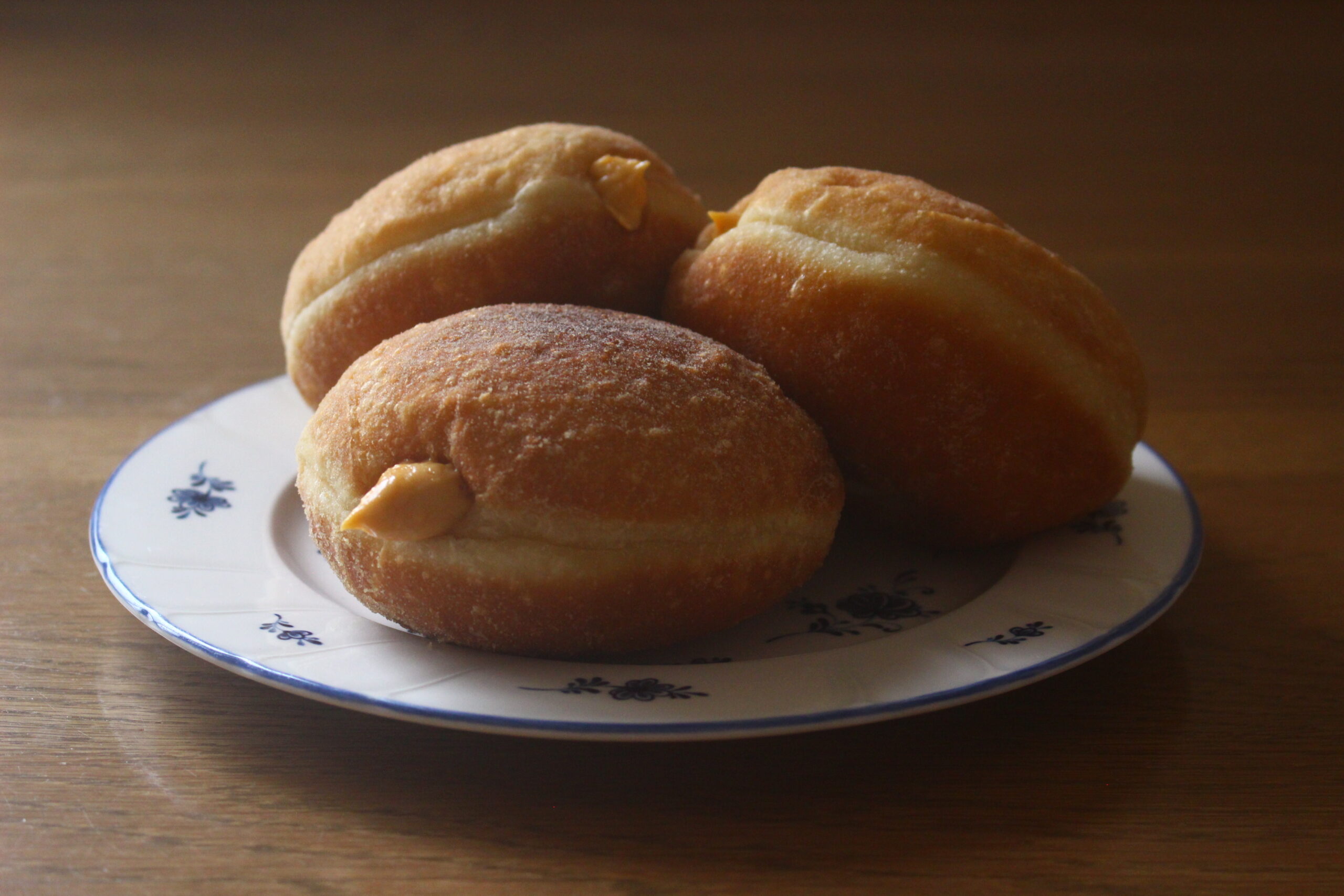 カスタードクリームドーナツ