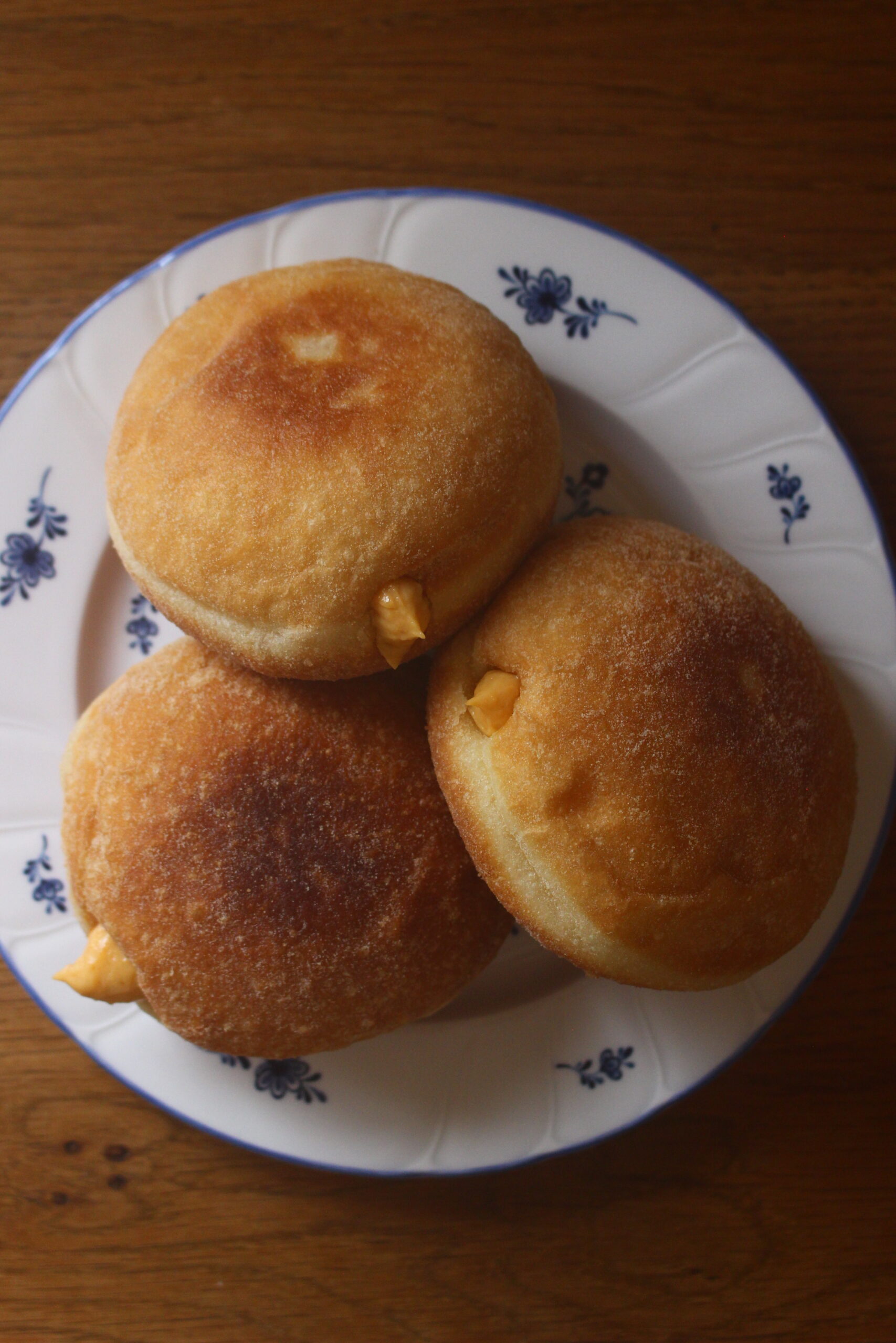 カスタードクリームドーナツ